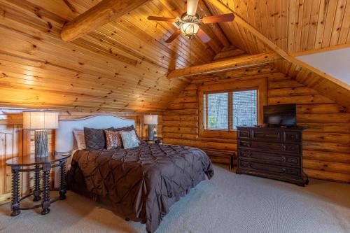 a bedroom with a bed in a log cabin at Good Day Sunshine in Lenoir