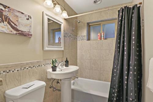 Ένα μπάνιο στο Tranquil 1BR Apartment in Arlington Heights - Salem 3C