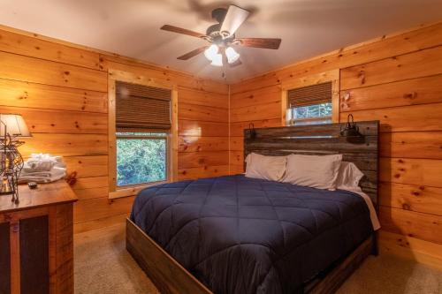 バナー・エルクにあるFirefly Cabinのベッドと天井扇風機のある寝室