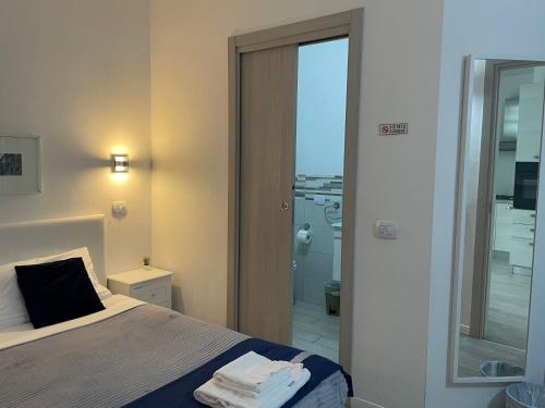 1 dormitorio con 1 cama y puerta corredera de cristal en Residenza Borgo Trento, en Verona