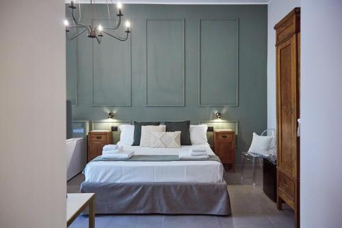 una camera da letto con un grande letto con pareti blu di Dimora Terranova Charming Rooms a Noto