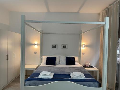 1 dormitorio con 1 cama con dosel en Residenza Borgo Trento, en Verona