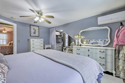 1 dormitorio con cama, tocador y espejo en Lakefront Home, Close to Mt Southington!, en Wolcott