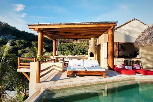 um resort com uma piscina ao lado de uma villa em Villa Luna Kuku em Zihuatanejo
