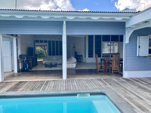 Baseinas apgyvendinimo įstaigoje VILLA DAJA arba netoliese