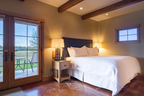 Voodi või voodid majutusasutuse Gallatin River Lodge toas
