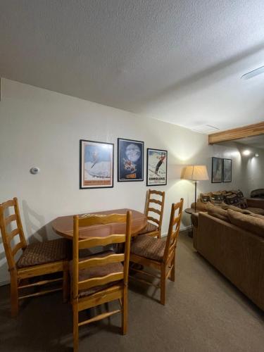 uma sala de jantar com uma mesa e cadeiras e uma cama em Hideaway Mountain Lodge em Fraser