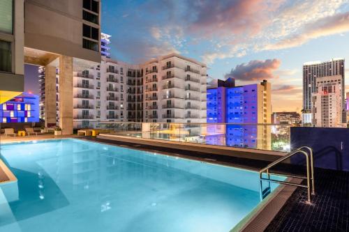 邁阿密的住宿－Atwell Suites - Miami Brickell, an IHG Hotel，建筑物屋顶上的游泳池
