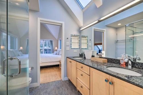 y baño con 2 lavabos y ducha. en Spacious Phippsburg Home with Oceanfront Views, en Phippsburg