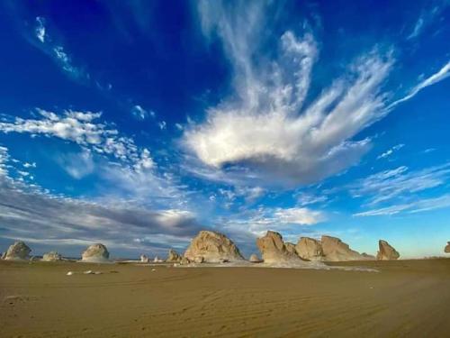 Elle offre une vue sur une plage avec des rochers et un ciel bleu. dans l'établissement Western desert safari, à Bawati