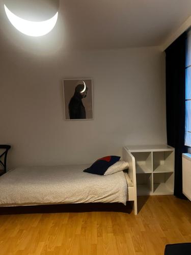 sypialnia z łóżkiem i lampką na ścianie w obiekcie Apartment 202 w Gandawie