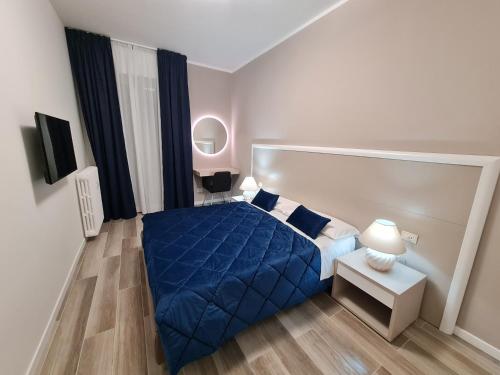 een slaapkamer met een blauw bed in een kamer bij Nel Sole Superior in Bologna
