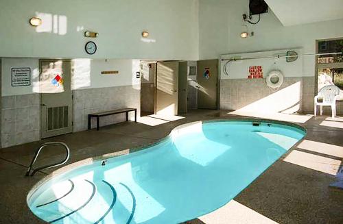 a large swimming pool with blue lighting in a building at Newly Remodeled Mtn-View Condo in Silverthorne in Silverthorne