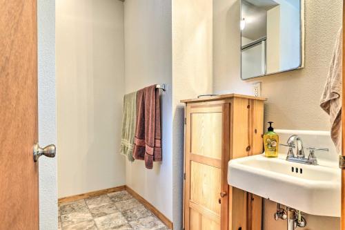 y baño con lavabo y espejo. en Riverfront Home near Yosemite National Park! en Groveland