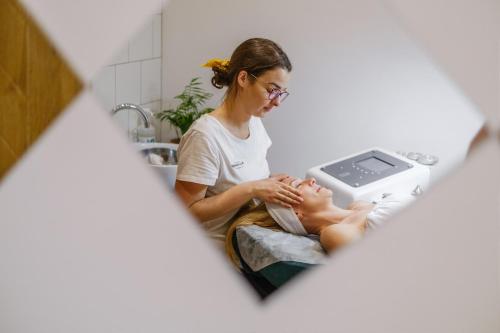 a woman holding a baby in front of a scale at Panocek i Babka in Białka Tatrzanska