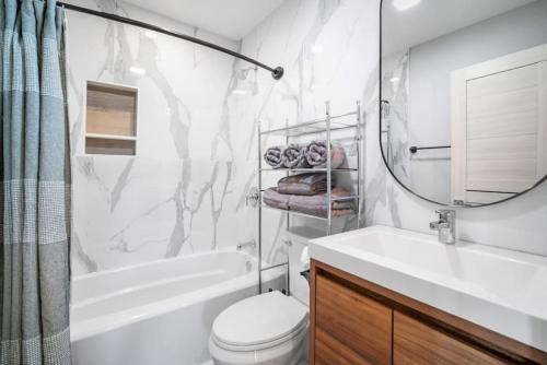 uma casa de banho com um lavatório, WC e um espelho. em Unit 3 European style King size bed Stockton College em Atlantic City