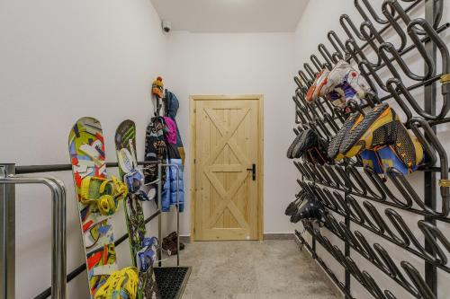 a room with skis and snowboards leaning against a wall at Panocek i Babka in Białka Tatrzanska