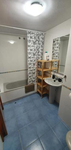 a bathroom with a sink and a tub at Gran piso cerca Centro Comercial y Playa in Ceuta