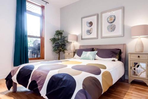 Un dormitorio con una cama grande y una ventana en Le Metro Mont-Royal by HomeInMontreal, en Montreal