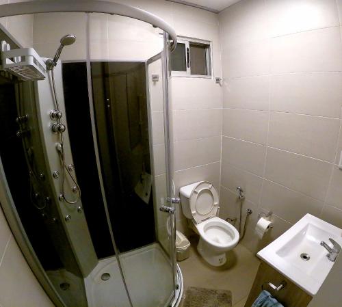 een badkamer met een douche, een toilet en een wastafel bij Winterfell Casa ideal para parejas. in Ocean Park