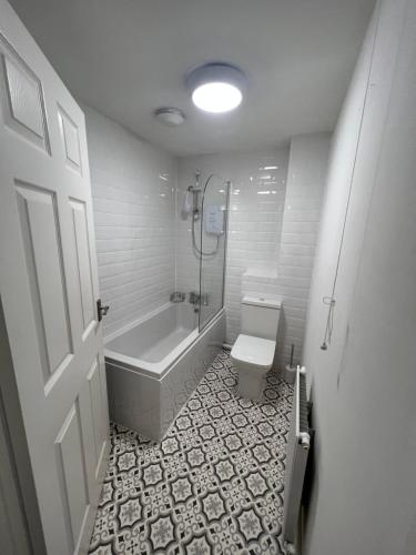 a bathroom with a shower and a tub and a toilet at Chase View - Dog Friendly - Close to Cannock Chase - Great Motorway Links - Perfect for contractors and leisure in Hednesford