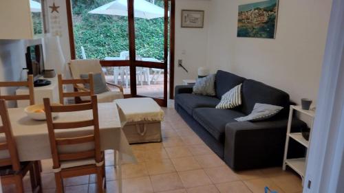 ein Wohnzimmer mit einem Sofa und einem Tisch in der Unterkunft Apartamento Ca la Raquel Calella Palafrugell in Calella de Palafrugell