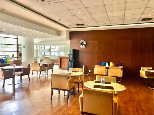 a dining room with tables and chairs in a restaurant at Lindo Studio com Jacuzzi e sacada a 50m Av Paulista in Sao Paulo