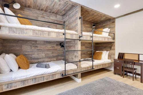 Dviaukštė lova arba lovos apgyvendinimo įstaigoje NEW! Cozy Pocono Retreat, Hot Tub, Ski, Fireplace