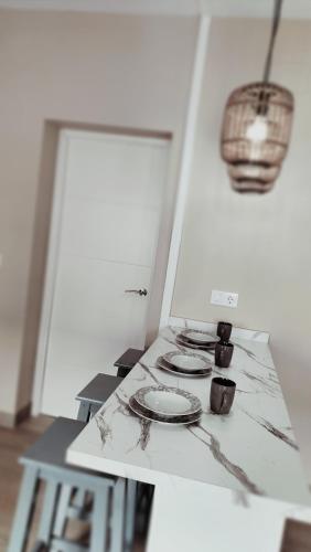 a counter top with two plates and a lamp at Apartamento zafra Cristina in Zafra