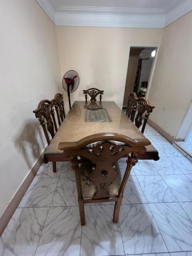 una mesa de madera y sillas en una habitación en Dar Misr, en El Cairo