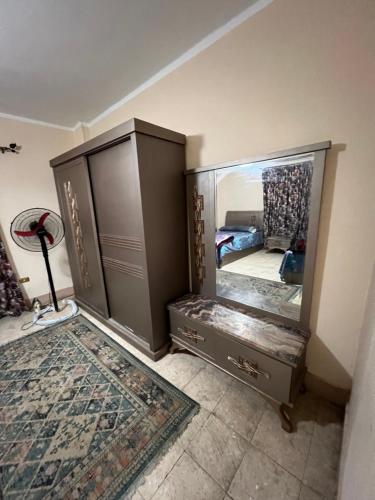 1 dormitorio con armario grande y espejo en Dar Misr, en El Cairo