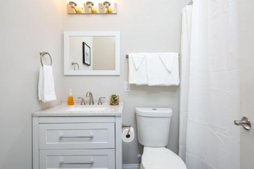 Lovely 4BR King Beds Steps To Beach And Pier F photo 24