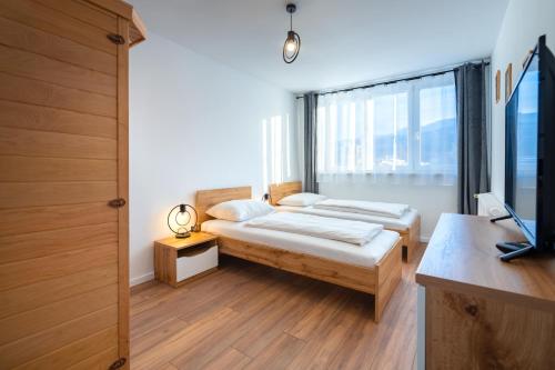 - une chambre avec 2 lits et une fenêtre dans l'établissement Apartament Fiński z sauną, à Szklarska Poręba