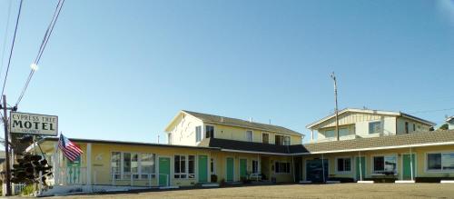 ein Gebäude mit amerikanischer Flagge davor in der Unterkunft Cypress Tree Motel in Cayucos