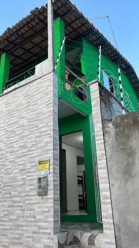 un edificio con una ventana verde en el lateral. en Apartamento em Pipa, en Pipa