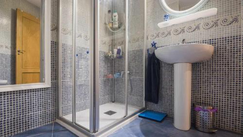 a bathroom with a shower and a sink at Apartamento Lorenzana by Toledo AP in Toledo