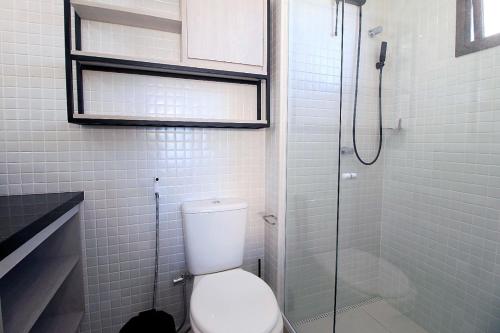y baño con aseo y ducha acristalada. en Vista Panorâmica, Conforto e Piscina à Beira-Mar, en Salvador