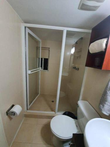 a bathroom with a toilet and a shower in it at R.1111 Estudio ejecutivo, práctico, en el centro. in Panama City