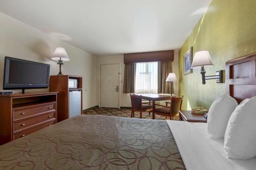 Televisyen dan/atau pusat hiburan di Best Western Caprock Inn