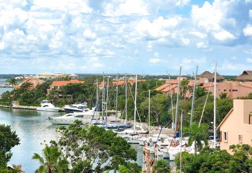 Er liggen boten in een haven. bij Dreams Aventuras Riviera Maya - All Inclusive in Puerto Aventuras