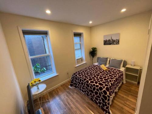 um quarto com uma cama e duas janelas em New Apartament one Single Ride from Manhattan.. em Long Island City