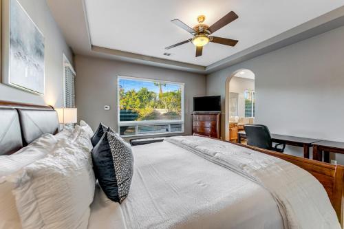 um quarto com uma cama e uma ventoinha de tecto em Rancho Santana Estate em La Quinta