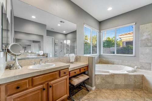 uma casa de banho com uma banheira e um lavatório em Rancho Santana Estate em La Quinta