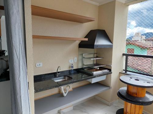 Dapur atau dapur kecil di Apartamento Novo - Ubatuba-SP