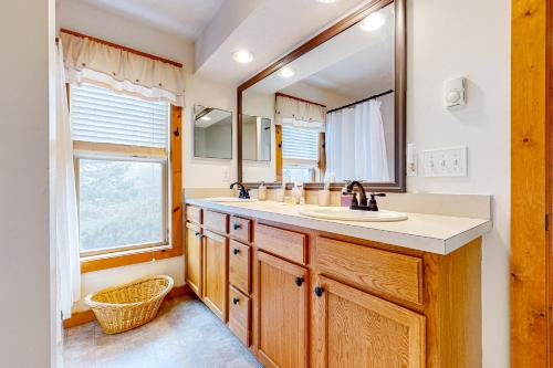 a bathroom with a sink and a mirror at Casa Lontano in Tannersville