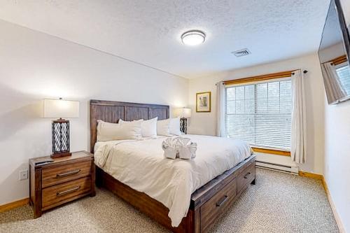 sypialnia z dużym łóżkiem i oknem w obiekcie Casa Lontano w mieście Tannersville