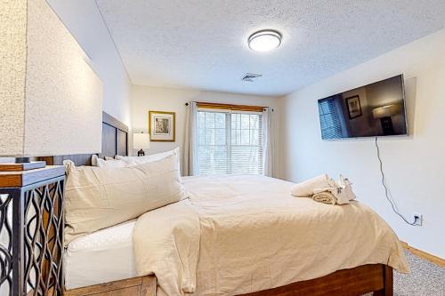 a bedroom with a large bed and a window at Casa Lontano in Tannersville