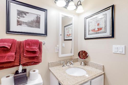 La salle de bains est pourvue d'un lavabo et d'un miroir. dans l'établissement Vermont's Finest - Brookhaven F4, à Ludlow