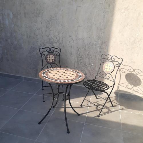 a table and two chairs in a room at Loft con Jardín amplio 3 in Puerto Vallarta