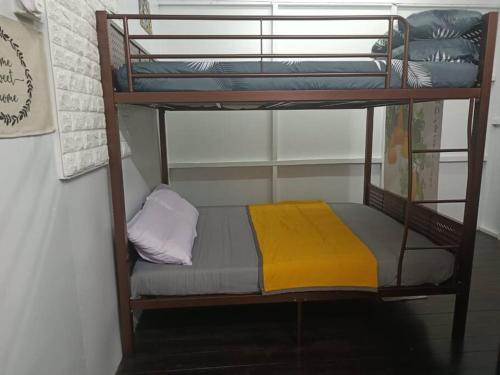 - deux lits superposés dans une chambre dans l'établissement 大街小巷民宿 Pulau Ketam Street Homestay, à Bagan Teochew